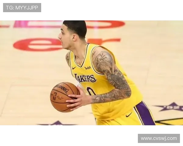 节日暖意赛场外延续库兹马携未婚妻送上圣诞祝福篮球星光映圣诞夜 节日暖意赛场外延续库兹马携未婚妻送上圣诞祝福篮球星光映圣诞夜